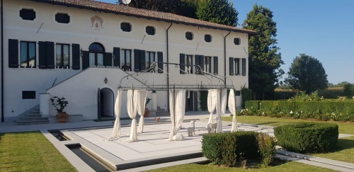 patio-fronte-villa